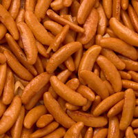 あられの中からこんもり顔を出すピーナッツの写真