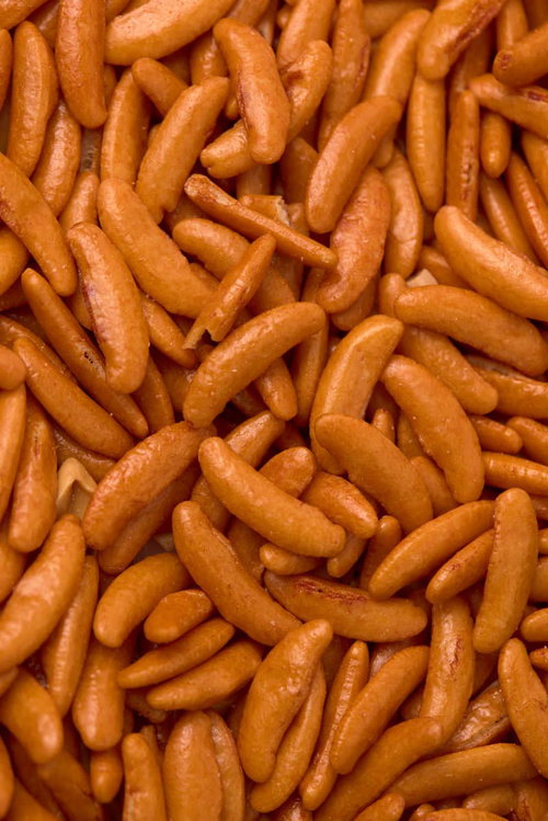 あられの中からこんもり顔を出すピーナッツ