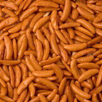 一面に広がる柿の種とピーナッツの塩辛いおつまみの写真