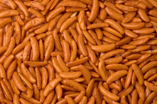 一面に広がる柿の種とピーナッツの塩辛いおつまみ