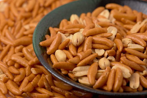 黒い器に盛ったピーナッツ多めの柿の種つまみ