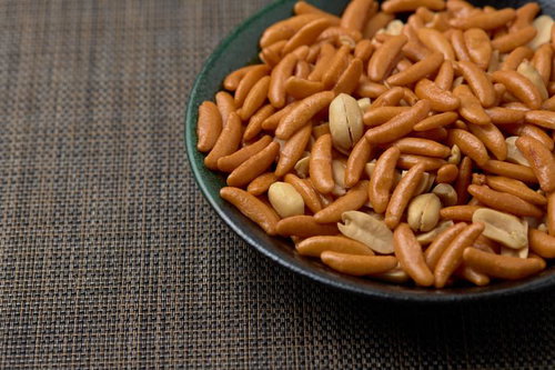 黒い皿に盛られたおつまみ柿の種とピーナッツ