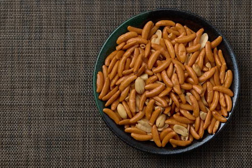 黒い器に盛った柿の種とピーナッツのおつまみ