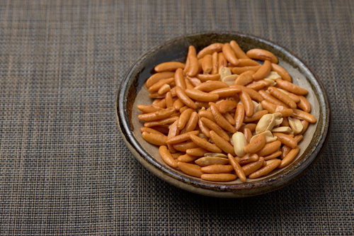 木皿に盛られたあられ菓子（柿の種）とピーナッツ