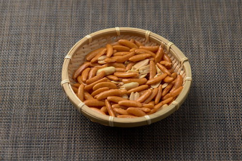 竹製の笊に盛った柿の種とピーナッツ