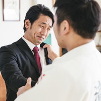 投げ技におびえるスーツ姿のサラリーマン男性の写真