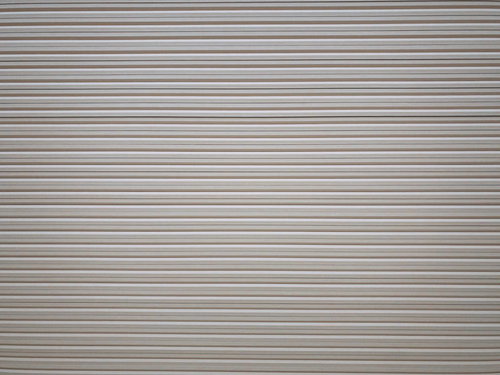 売り場に積まれたボード、規則正しい横縞模様のテクスチャ