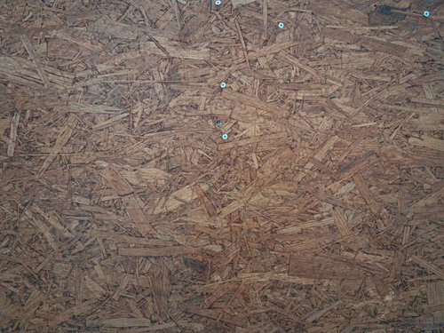 使い込まれた木質ボードのテクスチャ表面と木片の質感