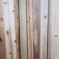 売り場に積まれた木材のテクスチャーと木目の表情の写真
