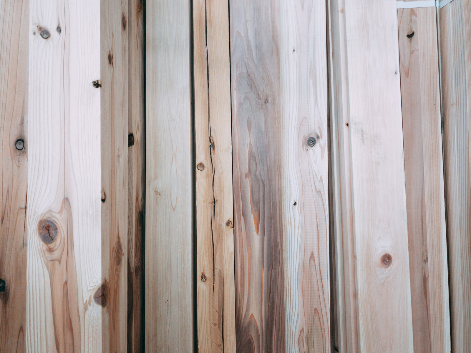 立てかけられた自然な木目と節のある木の板のテクスチャ