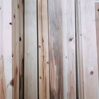 立てかけられた板のテクスチャ、自然な木目と節が並ぶ木材の写真