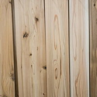 不揃いな木目と節が特徴の縦板木材のテクスチャーの写真