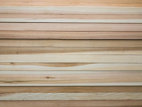 複数の木材が並ぶ様々な木目のボード