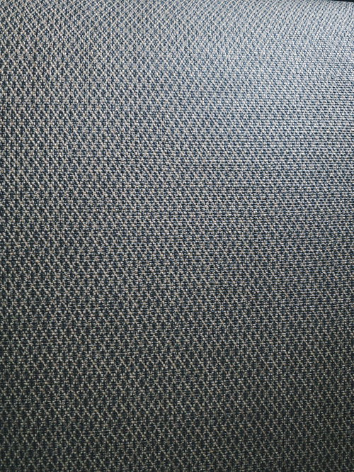 グレーの合皮生地を使用した椅子座面の高級テクスチャ