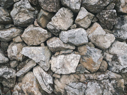 隙間にはめ込んだ石のテクスチャと石積みの表面