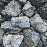 大小の石が積み重なった石垣の壁のテクスチャの写真