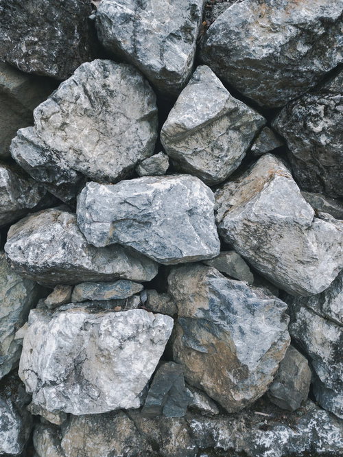 大小の石が積み重なった石垣の壁のテクスチャ