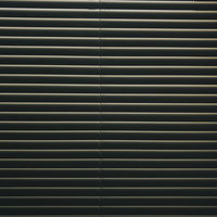 光を調節する目隠しのアルミブラインド窓のテクスチャーの写真