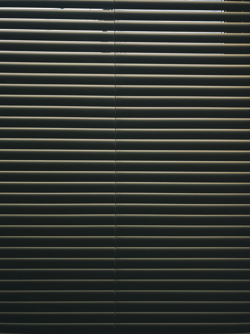 水平に並んだアルミブラインドのスラットが規則正しく配列された目隠し用ブラインド