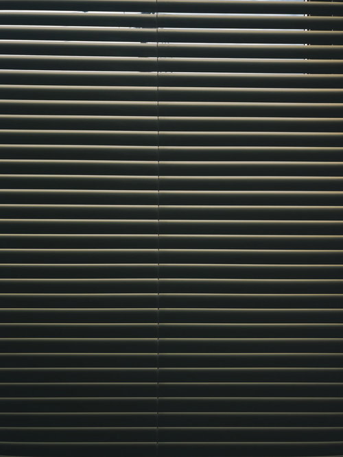 光を調節する目隠しのアルミブラインド窓のテクスチャー