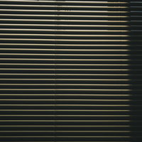 光と影が織りなす日よけのアルミブラインド（テクスチャー）の写真