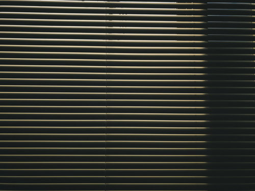 光と影が織りなす日よけのアルミブラインド（テクスチャー）