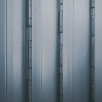 ダクトを繋ぐフランジと折板パネルの写真