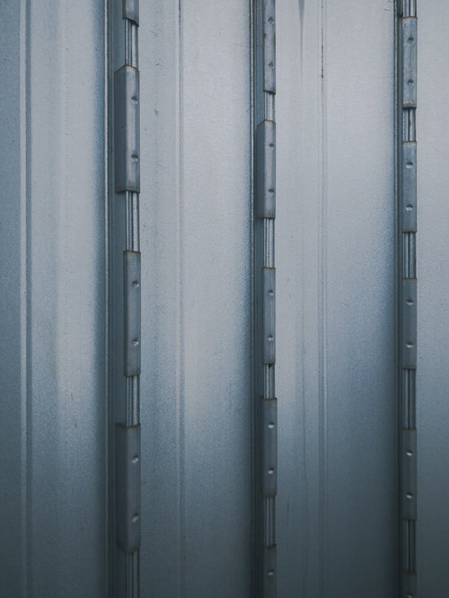 ダクトを繋ぐフランジと折板パネル