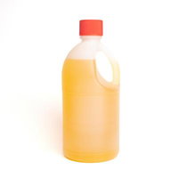 葉から根まで枯らす除草剤を赤いキャップ付きボトルに100倍希釈液で保管の写真