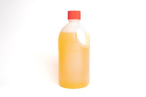 葉から根まで枯らす除草剤を赤いキャップ付きボトルに100倍希釈液で保管