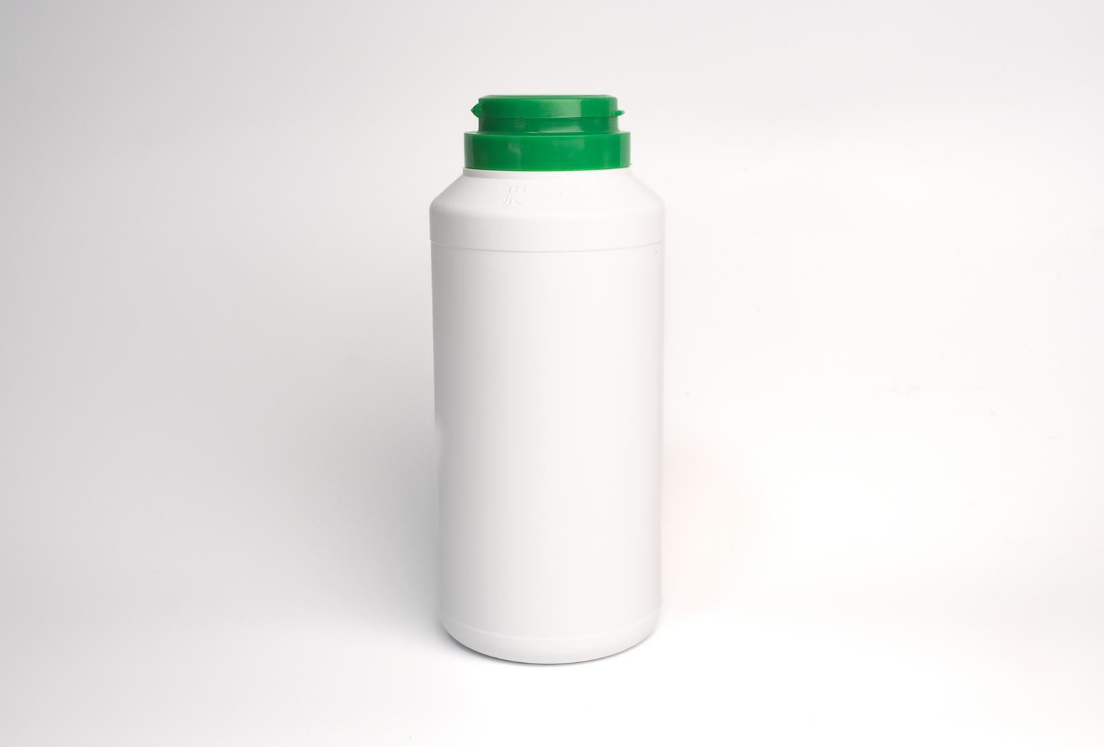 白いボトルに緑色のキャップが付いた除草剤クサノンEXの商品写真