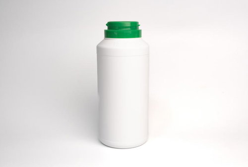 白いボトルに入った除草剤クサノンEXの容器