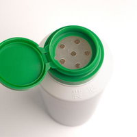 緑の蓋が開いた顆粒の除草剤の白い容器の写真