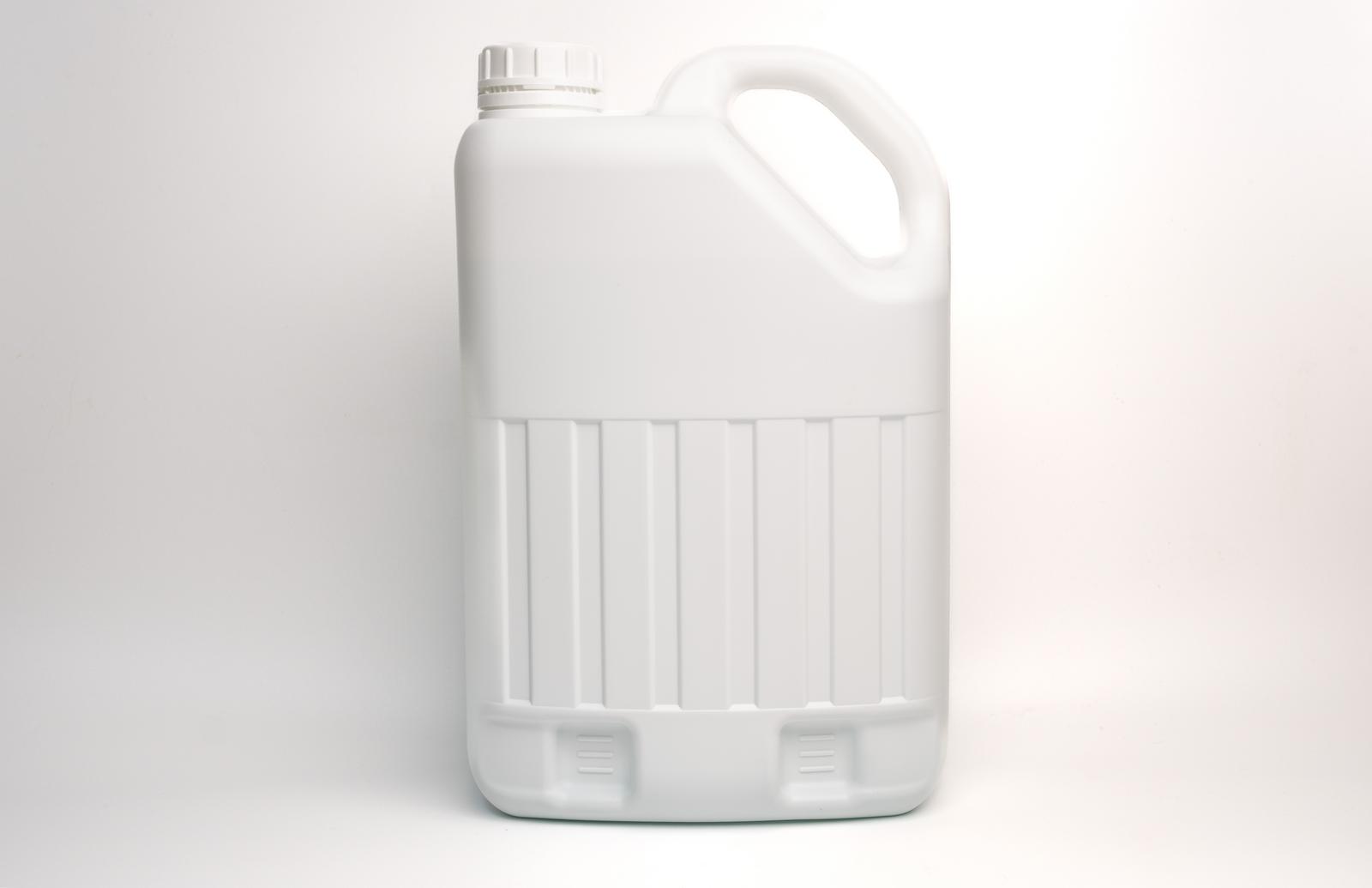 白いポリタンクに白いキャップが付いた除草剤の容器