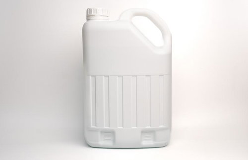 白いポリタンクに入った除草剤の農薬容器と田畑の除草作業