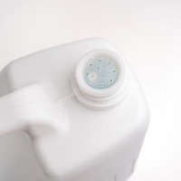 除草剤が入ったポリタンクの蓋と散布用キャップの写真