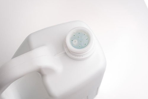 除草剤が入ったポリタンクの蓋と散布用キャップ