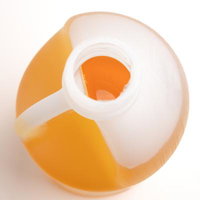 白いテープ巻きの容器に入った黄色い溶液の除草剤の写真