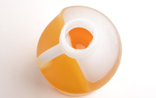 白いテープ巻きの容器に入った黄色い溶液の除草剤