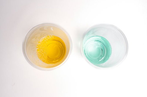 色味がついた除草剤と希釈液の比較実験、劇物の配合管理