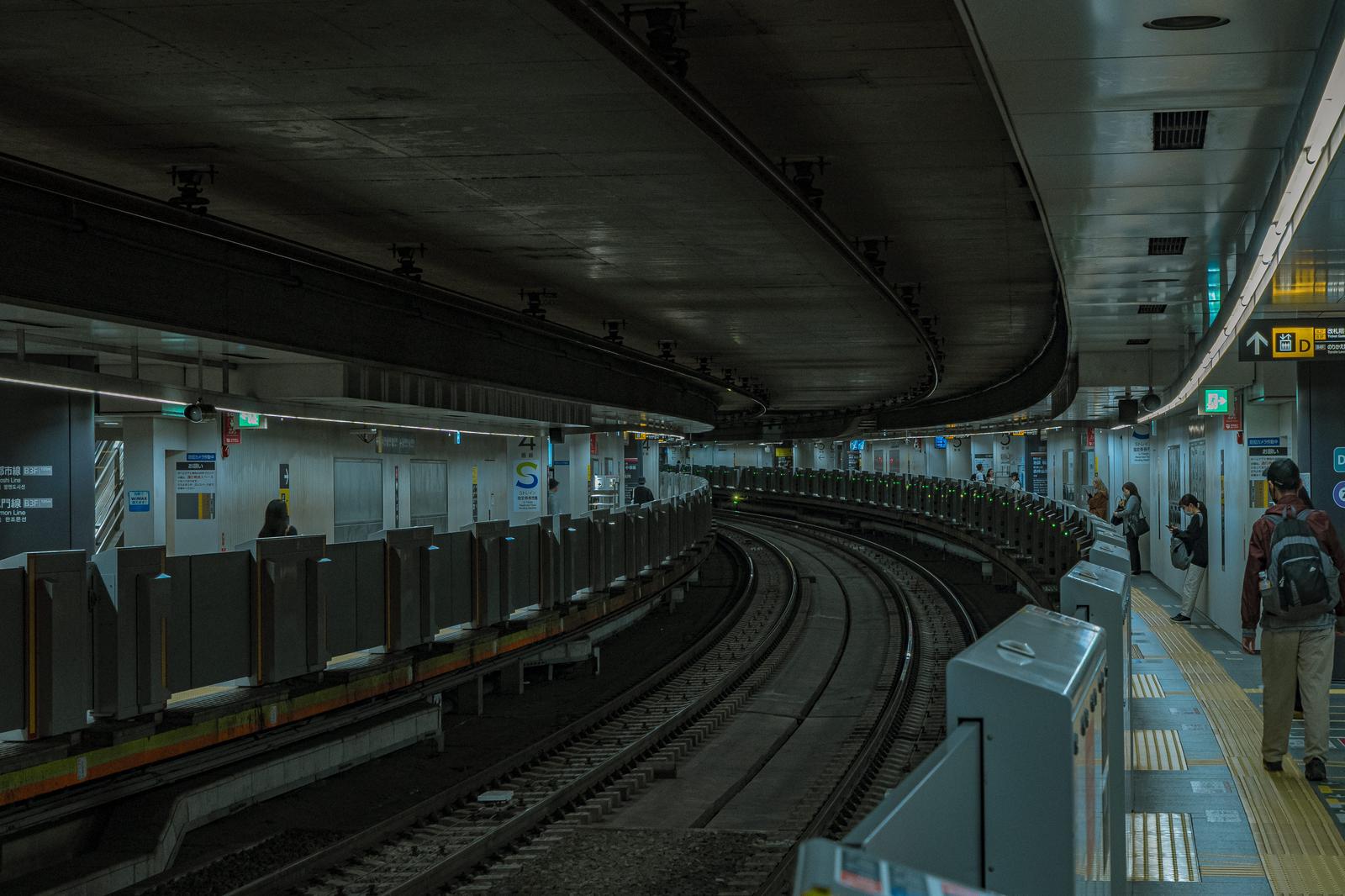 渋谷駅副都心線のプラットフォーム。曲線に沿った白黒のホームと線路