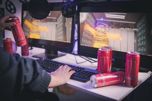 ゲームしながらピンモンをがぶ飲みするゲーマー