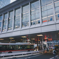 渋谷駅の井の頭線に向かう自由通路の外観と駅舎風景の写真