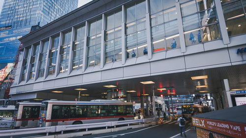 渋谷駅の井の頭線に向かう自由通路の外観と駅舎風景