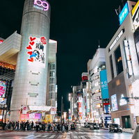 夜の渋谷109前、ネオン看板に照らされた人混みと繁華街の写真