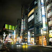 夜間の松濤文化村ストリート、渋谷の繁華街の夜景の写真