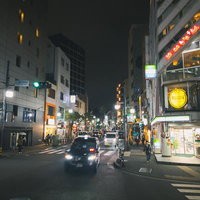 夜間の松濤文化村ストリート、呪術廻戦の聖地巡礼スポットの写真