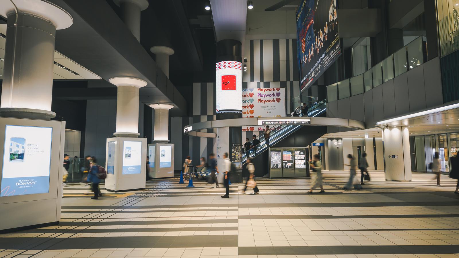 渋谷ヒカリエの地下フロアで複数の人が歩く館内風景