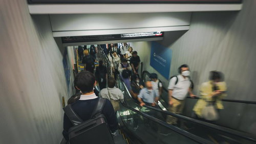 渋谷駅の副都心線で乗り降りする利用客で混雑する上下エスカレーター