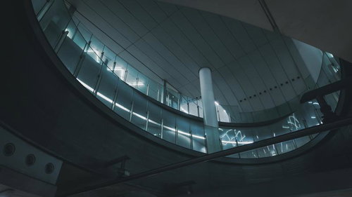 不気味に口を開ける渋谷駅副都心線の吹き抜け空間